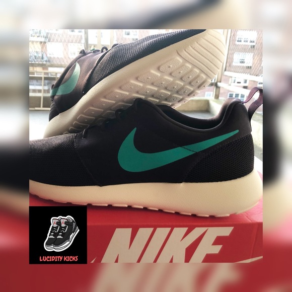 Black Nike Roshe One - Picture 2 of 4